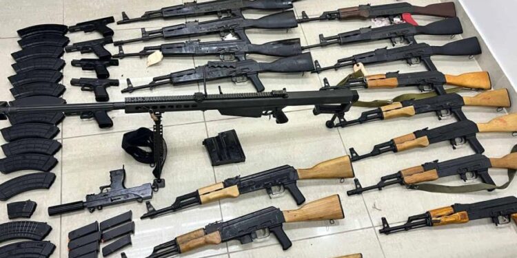 Autoridades dominicanas decomisan arsenal de armas de asalto que enviaron de EE. UU. hacia Haití