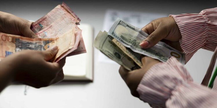 Banco Central rechaza que el peso esté sobrevaluado, como plantean analistas