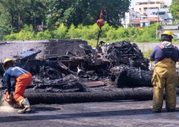 accidente en George WashingtonSeguir Tema + 10 mil galones de combustible y un incendio: así ocurrió el accidente que dejó dos muertos