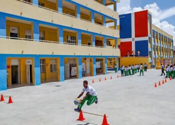 El año escolar 2026-2027 inicia hoy entre protestas y disputa por cupos