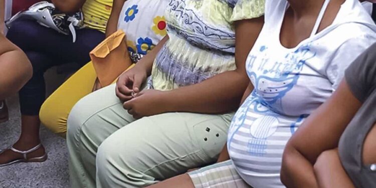 Suben los embarazos de las adolescentes dominicanas y bajan los de las haitianas