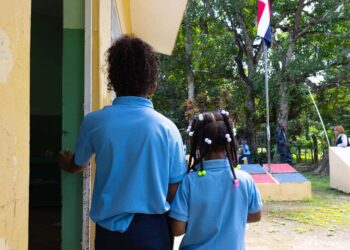 Diez alumnos mantienen viva una escuela rural en Bayaguana