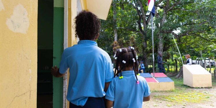 Diez alumnos mantienen viva una escuela rural en Bayaguana