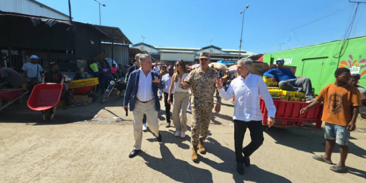 crisis haitiana Delegación del Parlamento Europeo recorre frontera; reconocen Haití necesita ayuda de la comunidad internacional
