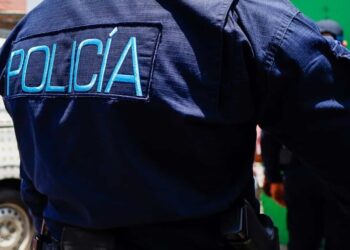 Muerte a manos de la Policía se elevan a 37 en lo que va de septiembre En solo una semana se registraron 23 de los casos reportados en el mes  Nicole IzquierdoNicole Izquierdo Santo Domingo – sep. 28, 2026 | 12:01 a. m.| 3 min de lectura Compartir Muerte a manos de la Policía se elevan a 37 en lo que va de septiembre Muerte a manos de la Policía se elevan a 37 en lo que va de septiembre Muerte a manos de la Policía se elevan a 37 en lo que va de septiembre Compartir Compartir Expandir imagenMuerte a manos de la Policía se elevan a 37 en lo que va de septiembre Santo Domingo registra la mayor cantidad de muertes en supuestos intercambios de disparos con agentes de la Policía. (ARCHIVO/ ANEUDY TAVÁREZ)  ¿Quieres resumir esta noticia?Clic aquí En lo que va de septiembre, 37 personas murieron en hechos que la Policía Nacional (PN) reporta como «intercambios de disparos» con agentes de la institución. Esta cifra representa casi una tercera parte de los casos registrados en el país desde el 5 de enero.  Entre el 18 y el 25 de septiembre se registraron 23 de las 37 muertes reportadas durante el mes, lo que evidencia un aumento de estos hechos en la última semana. El primer caso del mes se documentó el día seis.   Distribución de los casos Santo Domingo concentra la mayor cantidad, con 11 fallecimientos, seguido de Santiago, con seis. Azua, Barahona, Duarte y Puerto Plata registran dos casos cada una. También se  produjo un deceso en Dajabón, el Distrito Nacional, Hermanas Mirabal, La Altagracia, San Pedro de Macorís, El Seibo, Espaillat, Samaná y Montecristi.    RELACIONADAS Director de la Policía dice a delincuentes que tienen dos caminos: entregarse o dejar de delinquir Nacional Director de la Policía dice a delincuentes que tienen dos caminos: entregarse o dejar de delinquir Policía ultima a otro hombre; ahora fue en Gaspar Hernández Sucesos Policía ultima a otro hombre; ahora fue en Gaspar Hernández Esta cantidad de muertes a mano de la Policía ocurre a poco más de un mes de que el mayor general Ernesto Rafael Rodríguez García asumiera la dirección de la Policía Nacional, en sustitución del mayor general Andrés Modesto Cruz Cruz. A este último lo colocaron en situación de retiro tras permanecer seis meses al frente de la institución.  «Todo el que transgrede y trata, o vamos a decir, ciega la vida de un ser humano. Bueno aquel ciudadano que sale a la calle a hacer el daño, tendrá siempre de frente la autoridad policial», expresó Rodríguez García hace unas semanas, además de referir que como institución «estamos obligados a proteger a los buenos de los malos».   Recibe en tu bandeja de correos un resumen semanal de las principales noticias de interés para la diáspora dominicana y Estados Unidos.  Introduce tu email  Expandir imagenInfografía De acuerdo con el registro acumulado, entre el 5 de enero y el 21 de septiembre se contabilizan al menos 180 defunciones en hechos reportados como intercambios de disparos con agentes policiales. De ese total, las de septiembre representan el 20 % de todos los casos registrados en el período.  Prontuario delictivo Según versiones de la uniformada sobre los distintos casos, los fallecidos se vinculan a múltiples hechos delictivos y los buscaban mediante órdenes de arresto o tenían denuncias en su contra. En reportes emitidos durante septiembre, la Policía informó sobre personas buscadas por homicidio, robos, atracos y otros delitos que murieron después de enfrentamientos con agentes.   Al referirse a estos acontecimientos, el defensor del Pueblo, Pablo Ulloa, rechazó que una persona pueda ser privada de la vida como sustituto de una condena judicial cuando en el país no existe la pena de muerte.  Manuel María Mercedes, presidente de la Comisión Nacional de los Derechos Humanos, anunció ayer que recurrirán a los organismos internacionales para denunciar las muertes de civiles a manos de la Policía.    «No es verdad que vamos a permitir que se instalen en la República Dominicana las ejecuciones que viene haciendo el Estado a través de la institución que usted y yo conocemos», subrayó Mercedes a periodistas durante una asamblea de los Derechos Humanos.  Fallecidos a manos de la Policía 1. Jesús Alberto Aracena  2. Dalgeni de Jesús  3. Pedro Luis Paredes  4. Danny Braulio Contreras  5. Estarling Leonel Peñaló  6. Henry Joel Borrell Rudecindo  7. Luis Rivera Simón  8. Edilio Rafael Salcedo  9. Willi David Gómez Batista  10. Enger Emil Lantigua  11. Michael J. Rodríguez  12. Jordi Antonio Ogando  13. Dilson H. Reynoso Cruz  14. Deivi Rosado Durán  15. Wander Alcántara  16. Jhoan O. Leonardo  17. Rolando Torres Vásquez  18. No identificado  19. Cristofer Almonte Díaz  20. Yonathan  21. Yonany  22. Pedro Núñez «Puli»  23. Luis D. Fortuna Perdomo  24. Jorge Luis Tissol Báez  25. Javier Mercedes Severino  26. Melvin Francisco  27. Carlos Julio Feliz Sena  28. Ricardo Polanco García  29. Domingo Santiago Valdez  30. Gabriel Luis Montero  31. Jean Luis Almonte Núñez  32. Genny S. Franco Jiménez  33. José D. de la Cruz Valdez  34. José Manuel San Luis  35. Jancel Palacios Arias  36. José Ignacio Rodríguez  37. Cristhofer Carlos Belliard.