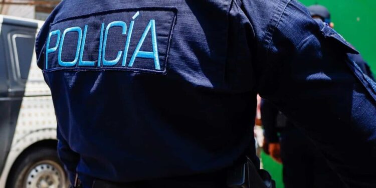 Muerte a manos de la Policía se elevan a 37 en lo que va de septiembre En solo una semana se registraron 23 de los casos reportados en el mes  Nicole IzquierdoNicole Izquierdo Santo Domingo – sep. 28, 2026 | 12:01 a. m.| 3 min de lectura Compartir Muerte a manos de la Policía se elevan a 37 en lo que va de septiembre Muerte a manos de la Policía se elevan a 37 en lo que va de septiembre Muerte a manos de la Policía se elevan a 37 en lo que va de septiembre Compartir Compartir Expandir imagenMuerte a manos de la Policía se elevan a 37 en lo que va de septiembre Santo Domingo registra la mayor cantidad de muertes en supuestos intercambios de disparos con agentes de la Policía. (ARCHIVO/ ANEUDY TAVÁREZ)  ¿Quieres resumir esta noticia?Clic aquí En lo que va de septiembre, 37 personas murieron en hechos que la Policía Nacional (PN) reporta como «intercambios de disparos» con agentes de la institución. Esta cifra representa casi una tercera parte de los casos registrados en el país desde el 5 de enero.  Entre el 18 y el 25 de septiembre se registraron 23 de las 37 muertes reportadas durante el mes, lo que evidencia un aumento de estos hechos en la última semana. El primer caso del mes se documentó el día seis.   Distribución de los casos Santo Domingo concentra la mayor cantidad, con 11 fallecimientos, seguido de Santiago, con seis. Azua, Barahona, Duarte y Puerto Plata registran dos casos cada una. También se  produjo un deceso en Dajabón, el Distrito Nacional, Hermanas Mirabal, La Altagracia, San Pedro de Macorís, El Seibo, Espaillat, Samaná y Montecristi.    RELACIONADAS Director de la Policía dice a delincuentes que tienen dos caminos: entregarse o dejar de delinquir Nacional Director de la Policía dice a delincuentes que tienen dos caminos: entregarse o dejar de delinquir Policía ultima a otro hombre; ahora fue en Gaspar Hernández Sucesos Policía ultima a otro hombre; ahora fue en Gaspar Hernández Esta cantidad de muertes a mano de la Policía ocurre a poco más de un mes de que el mayor general Ernesto Rafael Rodríguez García asumiera la dirección de la Policía Nacional, en sustitución del mayor general Andrés Modesto Cruz Cruz. A este último lo colocaron en situación de retiro tras permanecer seis meses al frente de la institución.  «Todo el que transgrede y trata, o vamos a decir, ciega la vida de un ser humano. Bueno aquel ciudadano que sale a la calle a hacer el daño, tendrá siempre de frente la autoridad policial», expresó Rodríguez García hace unas semanas, además de referir que como institución «estamos obligados a proteger a los buenos de los malos».   Recibe en tu bandeja de correos un resumen semanal de las principales noticias de interés para la diáspora dominicana y Estados Unidos.  Introduce tu email  Expandir imagenInfografía De acuerdo con el registro acumulado, entre el 5 de enero y el 21 de septiembre se contabilizan al menos 180 defunciones en hechos reportados como intercambios de disparos con agentes policiales. De ese total, las de septiembre representan el 20 % de todos los casos registrados en el período.  Prontuario delictivo Según versiones de la uniformada sobre los distintos casos, los fallecidos se vinculan a múltiples hechos delictivos y los buscaban mediante órdenes de arresto o tenían denuncias en su contra. En reportes emitidos durante septiembre, la Policía informó sobre personas buscadas por homicidio, robos, atracos y otros delitos que murieron después de enfrentamientos con agentes.   Al referirse a estos acontecimientos, el defensor del Pueblo, Pablo Ulloa, rechazó que una persona pueda ser privada de la vida como sustituto de una condena judicial cuando en el país no existe la pena de muerte.  Manuel María Mercedes, presidente de la Comisión Nacional de los Derechos Humanos, anunció ayer que recurrirán a los organismos internacionales para denunciar las muertes de civiles a manos de la Policía.    «No es verdad que vamos a permitir que se instalen en la República Dominicana las ejecuciones que viene haciendo el Estado a través de la institución que usted y yo conocemos», subrayó Mercedes a periodistas durante una asamblea de los Derechos Humanos.  Fallecidos a manos de la Policía 1. Jesús Alberto Aracena  2. Dalgeni de Jesús  3. Pedro Luis Paredes  4. Danny Braulio Contreras  5. Estarling Leonel Peñaló  6. Henry Joel Borrell Rudecindo  7. Luis Rivera Simón  8. Edilio Rafael Salcedo  9. Willi David Gómez Batista  10. Enger Emil Lantigua  11. Michael J. Rodríguez  12. Jordi Antonio Ogando  13. Dilson H. Reynoso Cruz  14. Deivi Rosado Durán  15. Wander Alcántara  16. Jhoan O. Leonardo  17. Rolando Torres Vásquez  18. No identificado  19. Cristofer Almonte Díaz  20. Yonathan  21. Yonany  22. Pedro Núñez «Puli»  23. Luis D. Fortuna Perdomo  24. Jorge Luis Tissol Báez  25. Javier Mercedes Severino  26. Melvin Francisco  27. Carlos Julio Feliz Sena  28. Ricardo Polanco García  29. Domingo Santiago Valdez  30. Gabriel Luis Montero  31. Jean Luis Almonte Núñez  32. Genny S. Franco Jiménez  33. José D. de la Cruz Valdez  34. José Manuel San Luis  35. Jancel Palacios Arias  36. José Ignacio Rodríguez  37. Cristhofer Carlos Belliard.