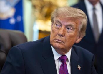 Trump dice que no intenta «forzar» a Irán a negociar e insta al pueblo iraní a sublevarse