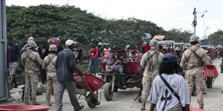 En Dajabón, haitianos cruzan a trabajar y retornan a su país